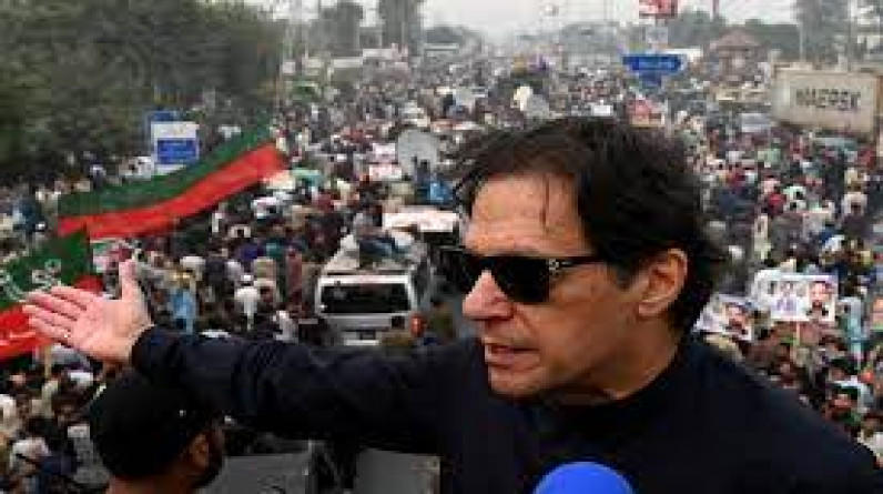 باكستان.. الحكومة تنفي اتهامات عمران خان بمحاولة اغتياله والجيش يحذر